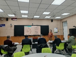 会议室里的人们

AI 生成的内容可能不正确。